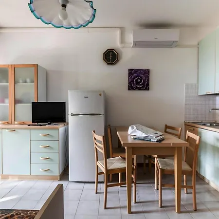 In Near Tennis Court Apartman